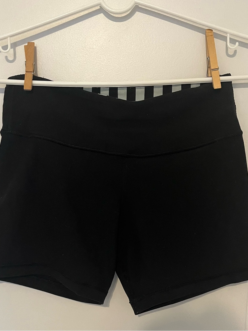 Lululemon Reverse Groove Short - Picture 7 of 7